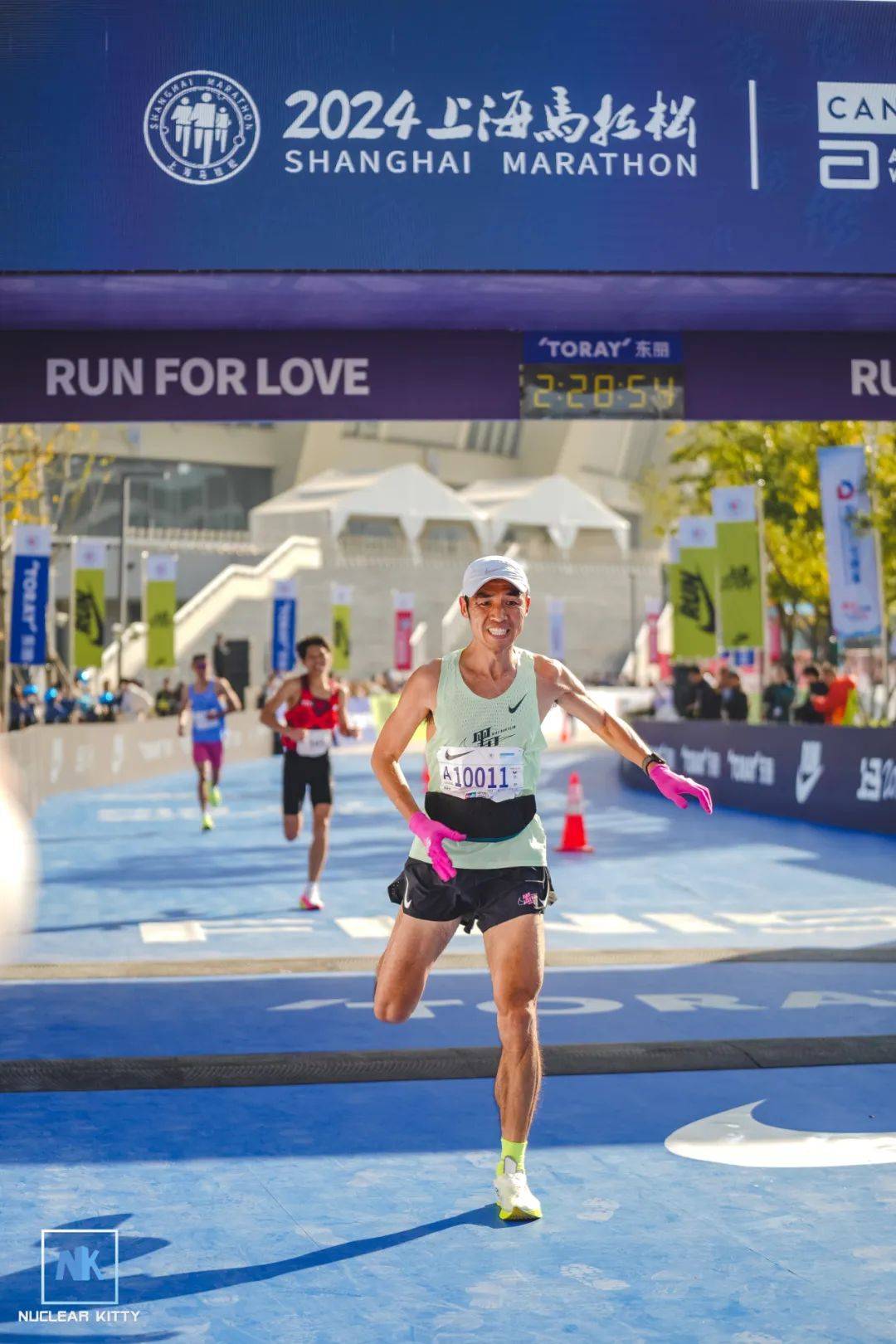 美国马拉松选手气势如虹，逆袭夺冠！